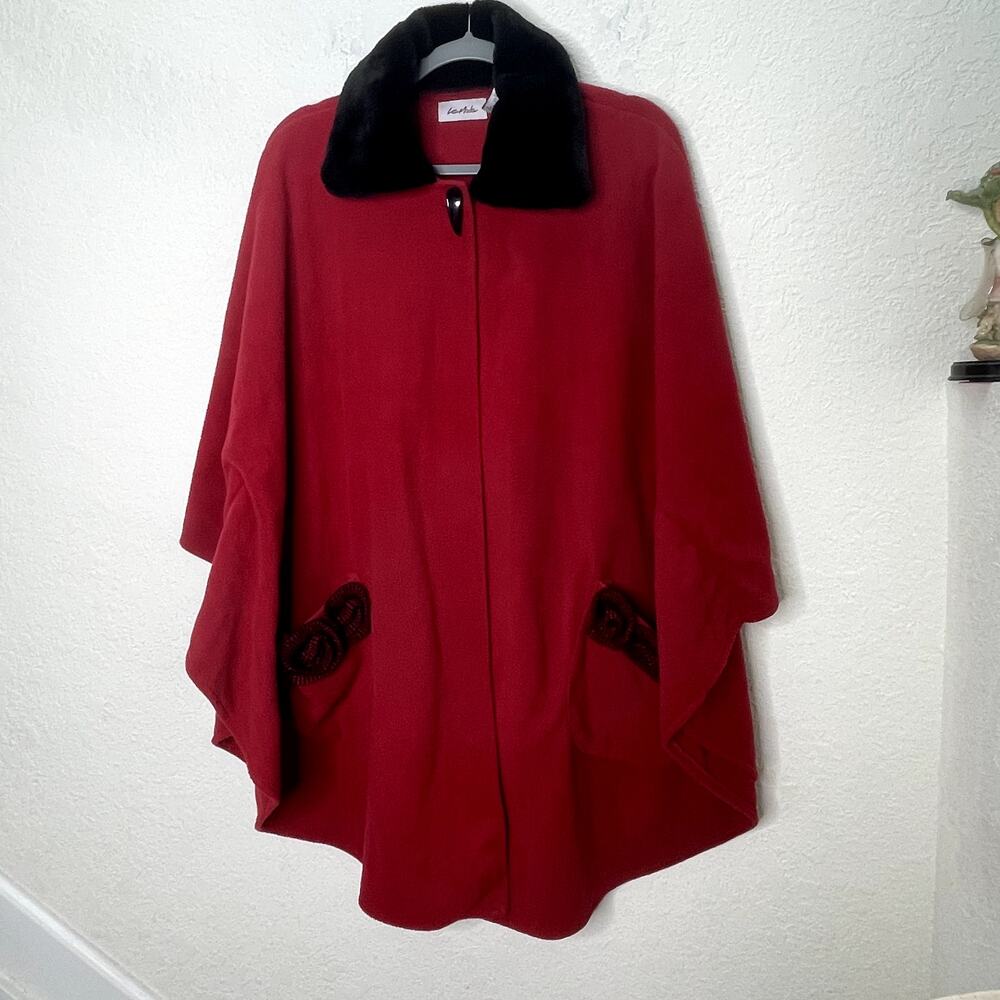 Le Moda Lord Daniel Red Fleece Cape Poncho Coat Black Faux Fur Collar OS